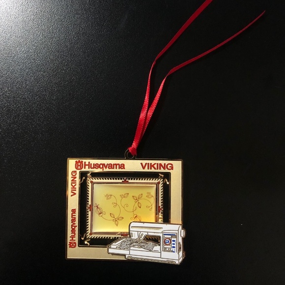 NWOT Husqvarna Viking “Designer SE” Sewing Machine Ornament - Picture 6 of 10